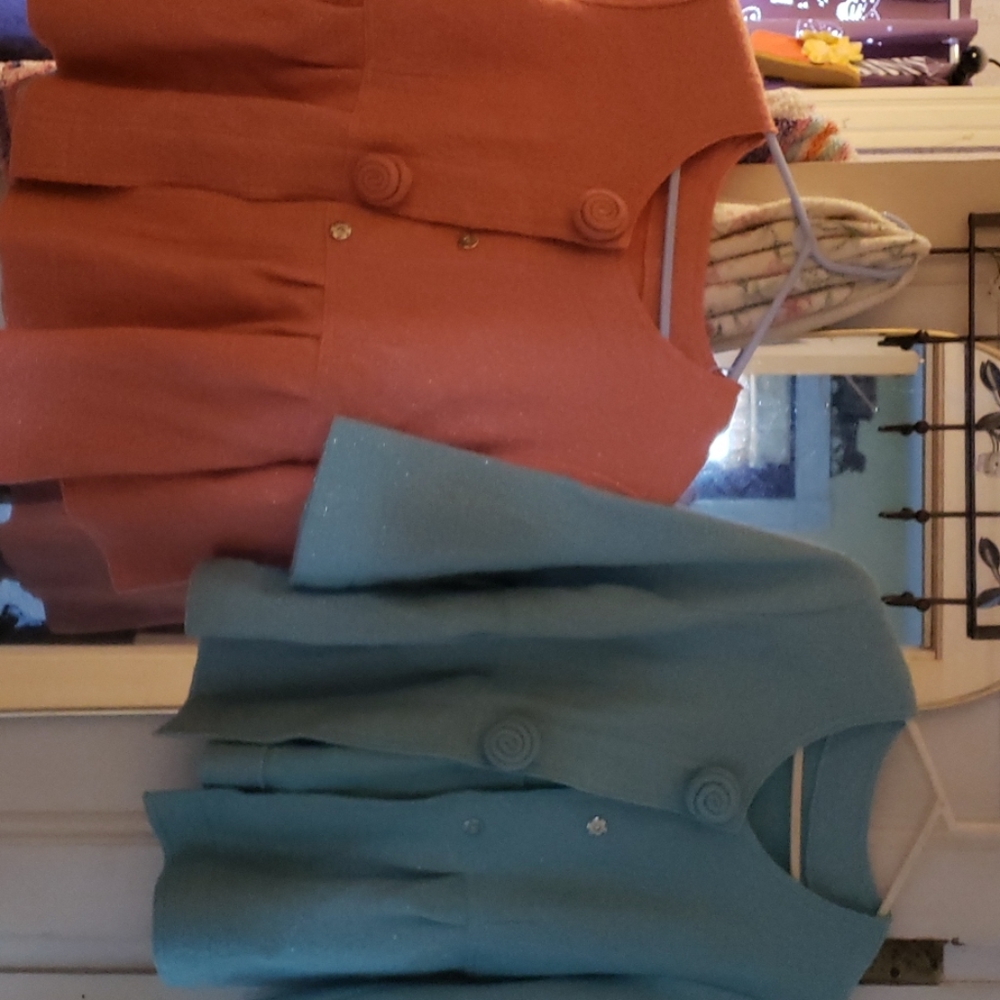 2 3/4 length sleeves, coral & teal colors, never b